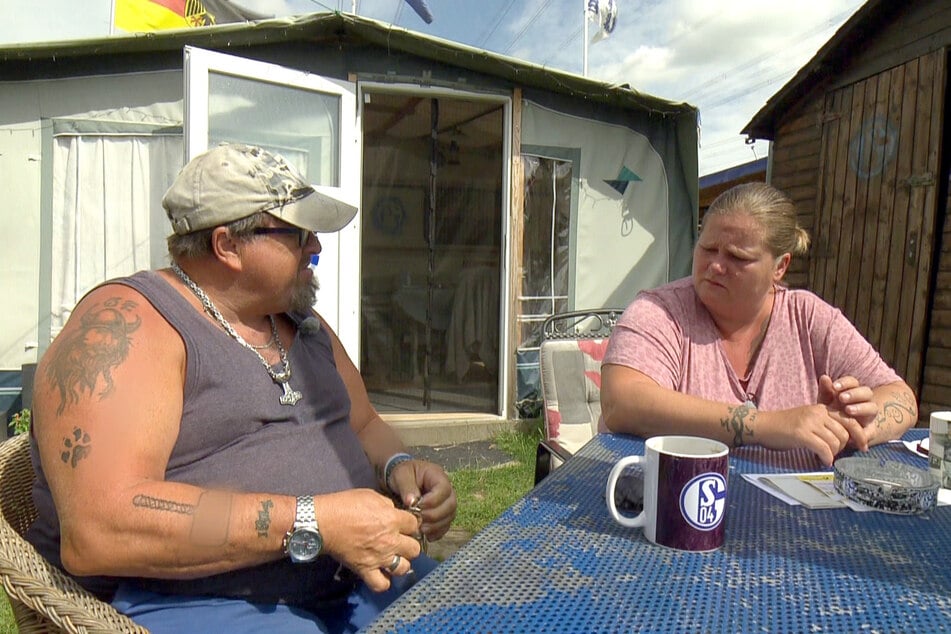 Willy (62) und Tanja (45) auf dem Campingplatz.