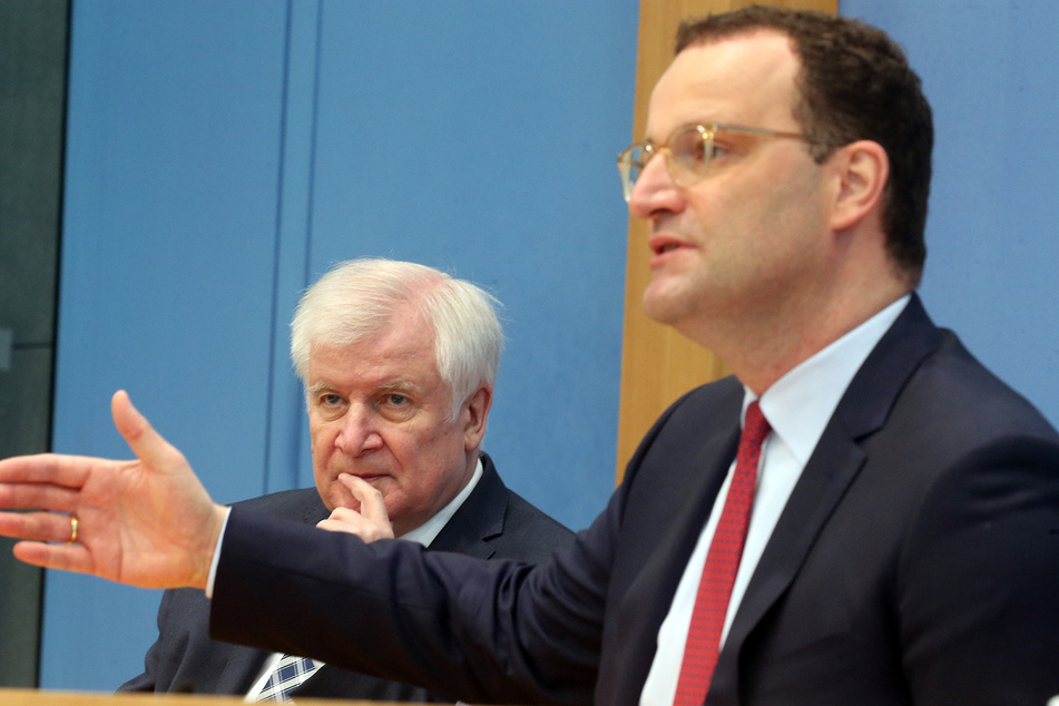 Bundesgesundheitsminister Jens Spahn (41, CDU, r.) und Innenminister Horst Seehofer (71, CSU) hielten am Donnerstag eine gemeinsame Pressekonferenz.