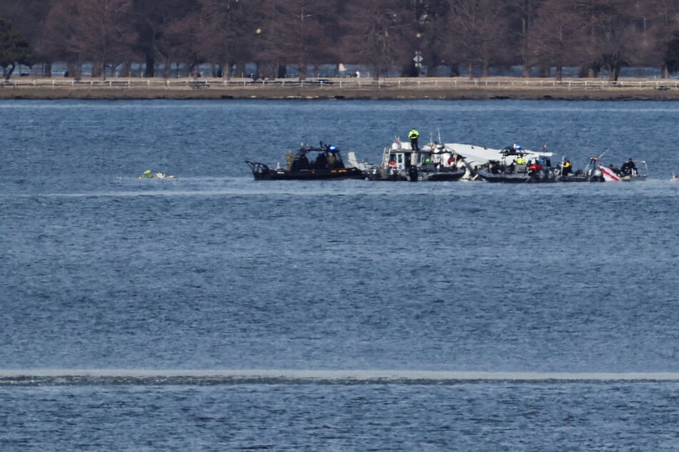 DC plane crash investigators issue bleak update on search for survivors