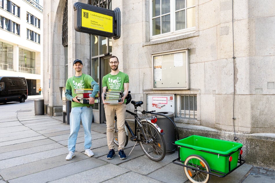 Jonas Heinitz (30, l.) und Tobias Spens (26) vom Bündnis "Fuß- und Radentscheid Dresden" übergaben 17.000 Unterschriften an die Stadt.