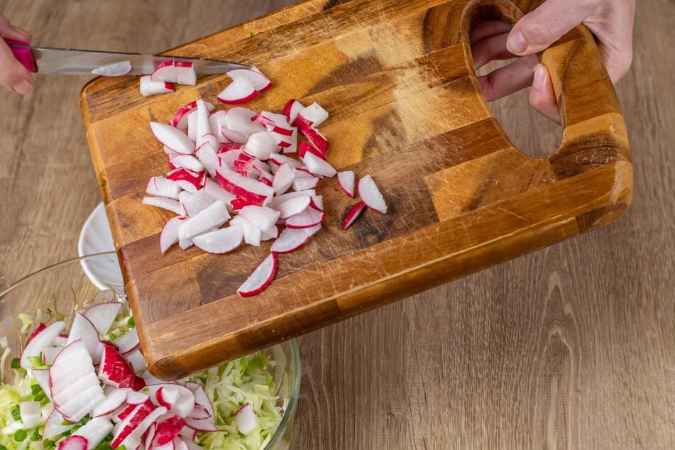 Radieschen geben dem Salat eine würzige, leicht scharfe Note.