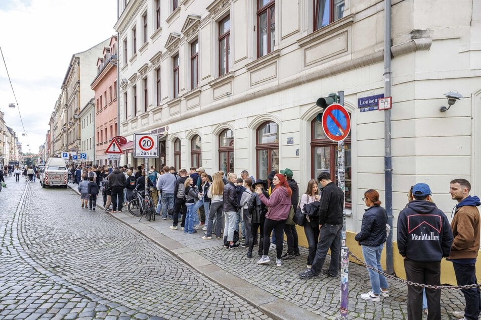 Die Schlange war dementsprechend riesig.