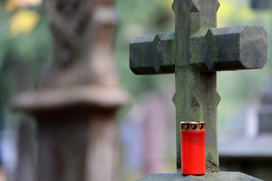 In Bayern sind in den vergangenen Wochen auf mehreren Friedhöfen dutzende Gräber beschädigt worden. (Symbolbild)