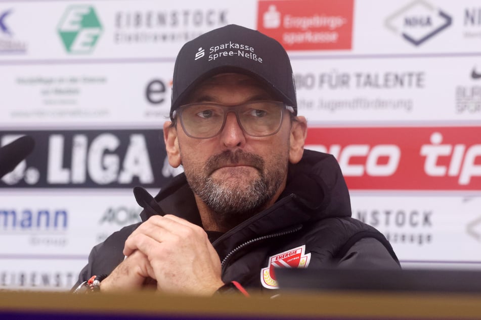Auf der Pressekonferenz machte der Energie-Trainer auf die miserablen Trainingsbedingungen aufmerksam.