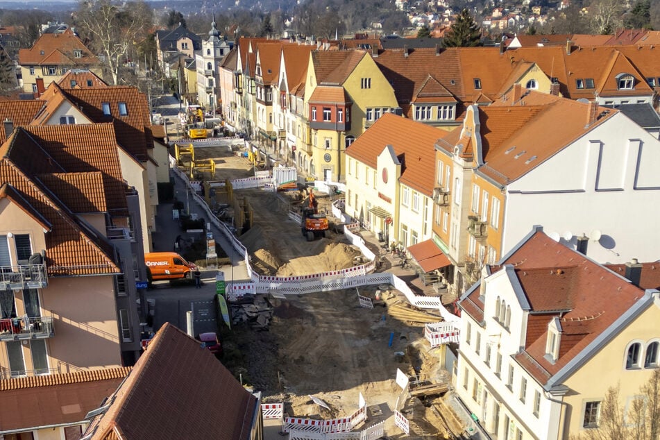 Die Wege zu den Geschäften werden von der Baustelle blockiert.