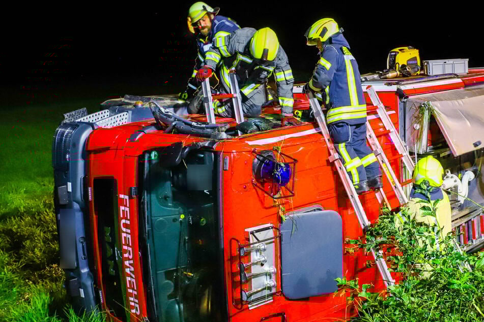 Crash bei Einsatzfahrt: Feuerwehrauto kippt um - Sechs Retter verletzt