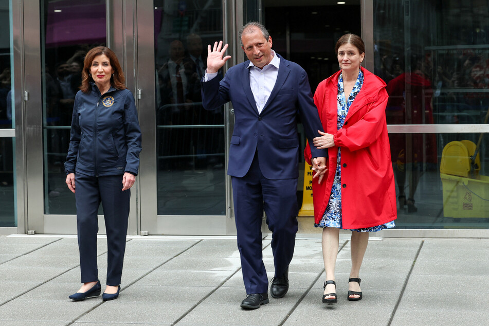 New York City Comptroller Brad Lander (c.) is accompanied by his wife, Meg Barnette (r.), and New York Governor Kathy Hochul as he exits an immigration court after being arrested.