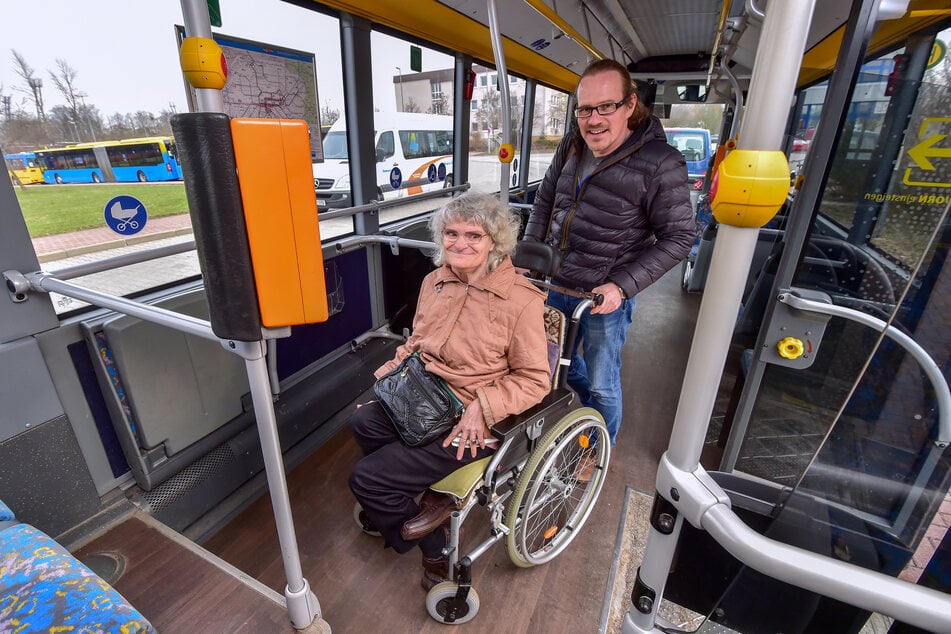 Eva-Maria Beyer (l.) testete 2017 mit Uhrig,, wie rollstuhlgerecht Busse sind.