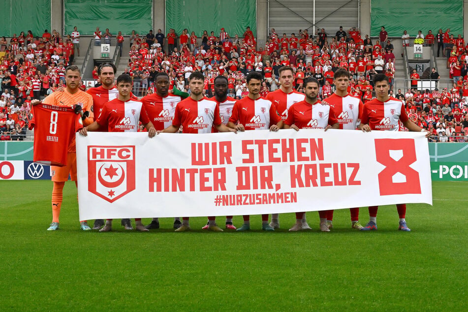 Die Mannschaft des HFC hatte vor dem DFB-Pokalspiel gegen Fürth dieses Banner hochgehalten.