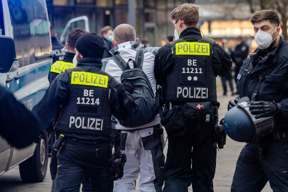 Polizisten zogen einzelne Personen aus der Menge. (Symbolbild)