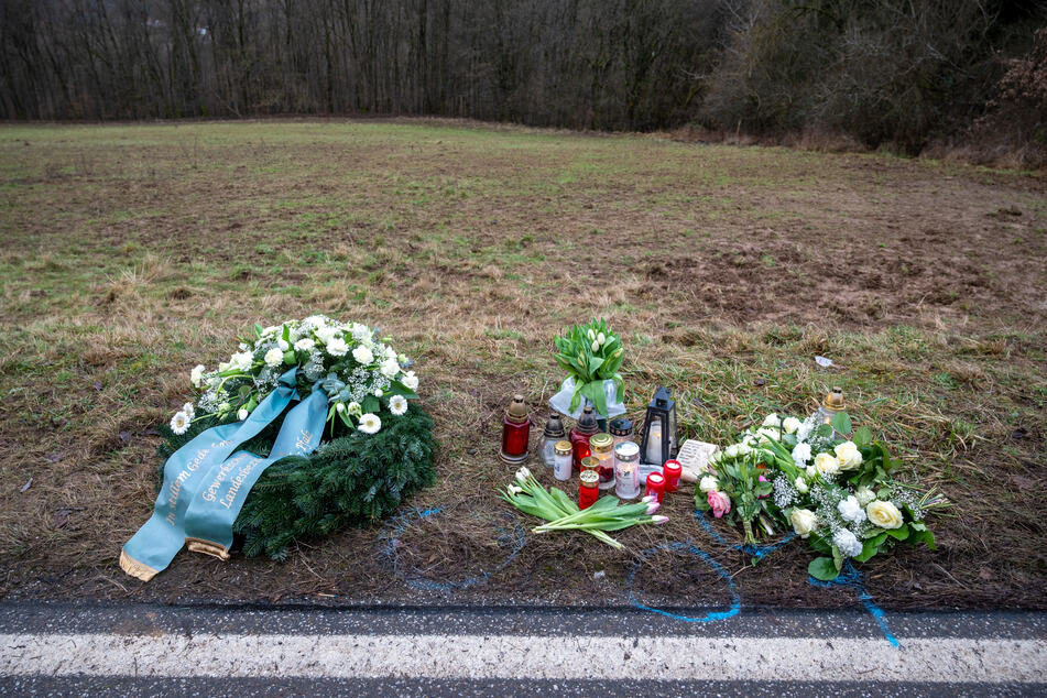Am Tatort von Kusel werden weiterhin Blumen und Kerzen abgelegt.