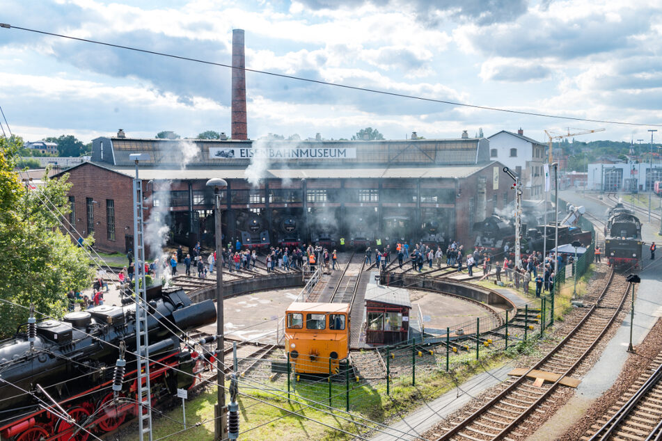 Beim Dresdner Dampfloktreffen machen historische Lokomotiven ordentlich Dampf.