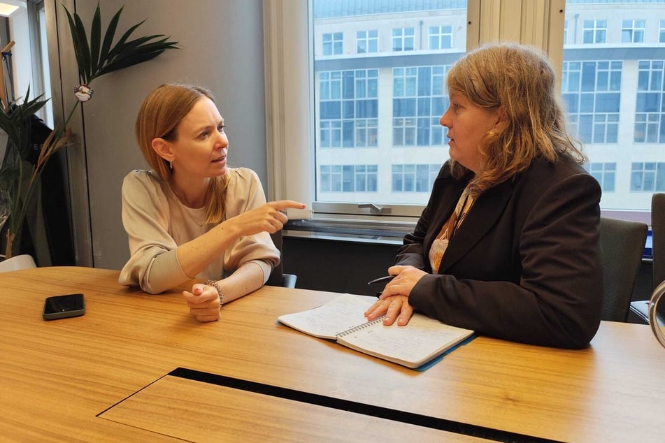 TAG24-Redakteurin Pia Lucchesi (r.) sprach in Brüssel mit EU-Politikerin Anna Cavazinni (42, Grüne).