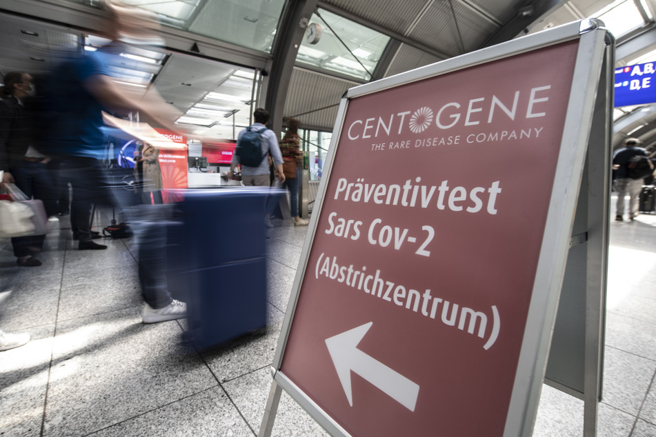 Passagiere gehen am Flughafen Frankfurt an Deutschlands erstem "Flughafen-Corona-Test-Zentrum" vorbei.