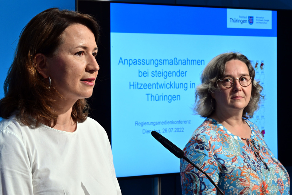 Thüringens Umweltministerin Anja Siegesmund (links, 45, Grüne) kündigte zusammen mit der Gesundheitsministerin im Freistaat Heike Werner (rechts, 53, Linke) die Aufstellung eines Hitzeaktionsplans auch für das Land an.