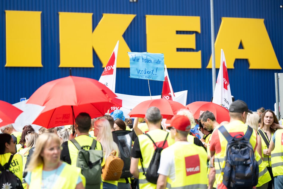 Vor der Ikea-Zentrale im hessischen Wallau (Hofheim am Taunus) streikten am Donnerstag rund 600 Mitarbeiter wegen zu niedriger Löhne.