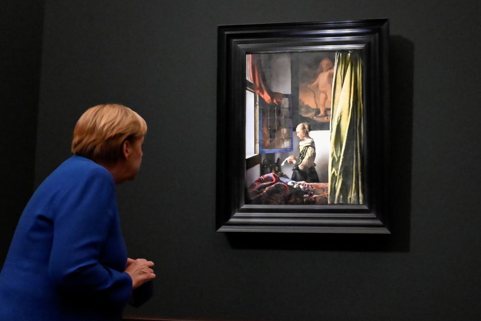 Die damalige Bundeskanzlerin Angela Merkel (71, CDU) bewunderte das restaurierte Gemälde anlässlich der Vermeer-Ausstellungseröffnung in der Gemäldegalerie 2021.