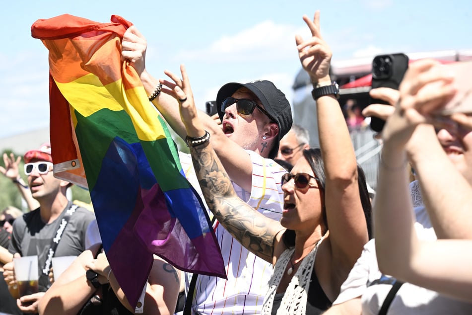 Besucher des "Rainbow Festivals" jubeln vor der Bühne am Fühlinger See zum Auftakt der Christopher-Street-Day-Woche, die am 6. Juli 2025 mit einer großen Parade durch Köln endet.