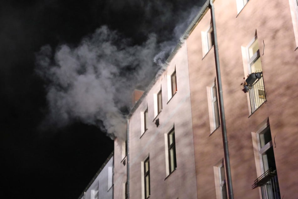 Qualm dringt aus der brennenden Wohnung im Dachgeschoss.