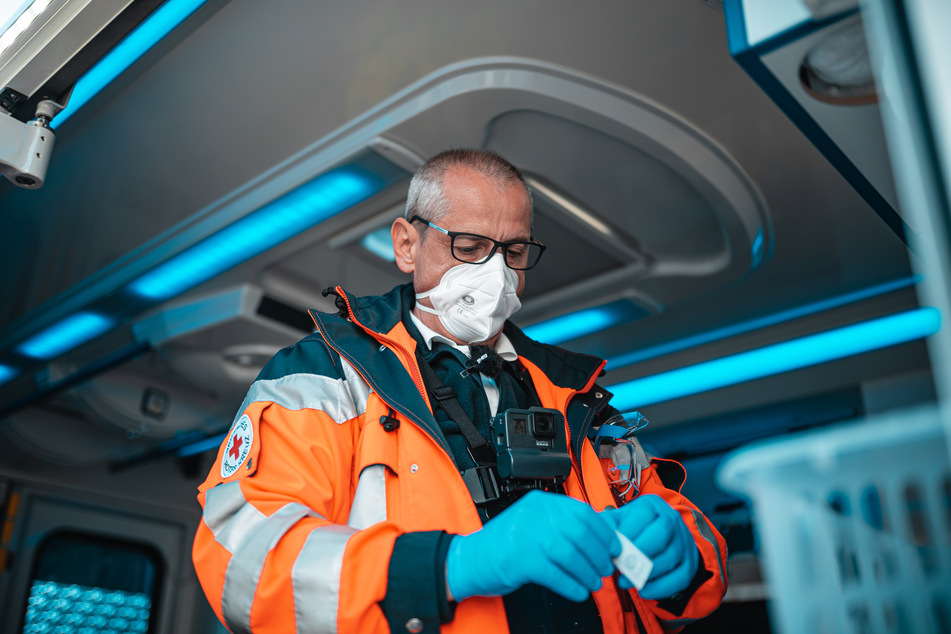 Notfallsanitäter Petro Sadoni (56) wusste auf der Anfahrt noch nicht, was ihn erwartet: "Es kann auch eine Reanimation werden."