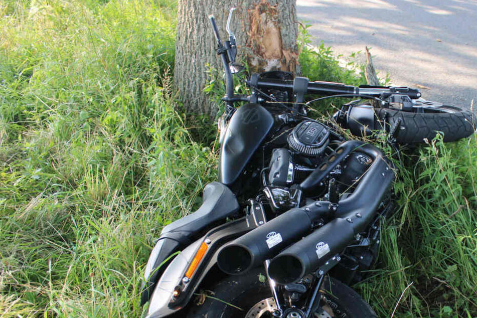 Wurde er abgedrängt? Harley Davidson prallt gegen Baum, Fahrer lebensbedrohlich verletzt