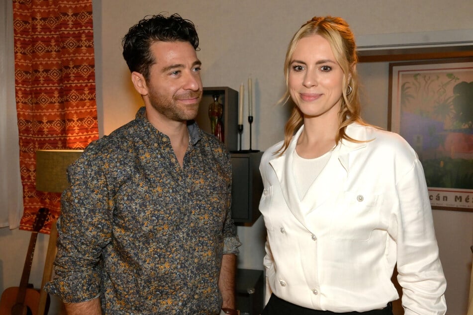 Zoe und Carlos genießen ihr Familienglück.