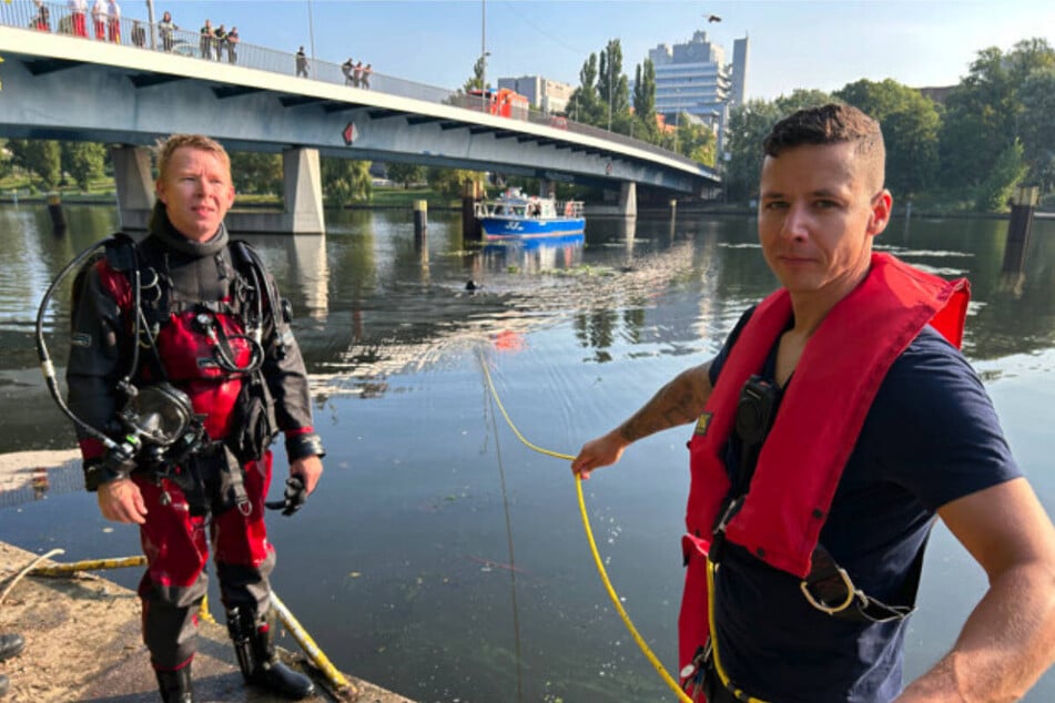 Berlin: Handy auf Brücke abgelegt: Feuerwehr sucht nach Person im Wasser