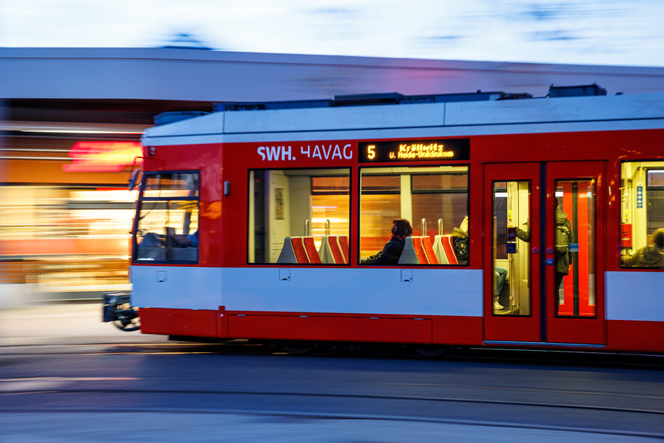 Eine Straßenbahn in Halle (Saale).Jede Region, jeder Verbund, jede Linie kann selbst entscheiden, ob das Deutschlandticket angeboten wird. Droht ein Flickenteppich?