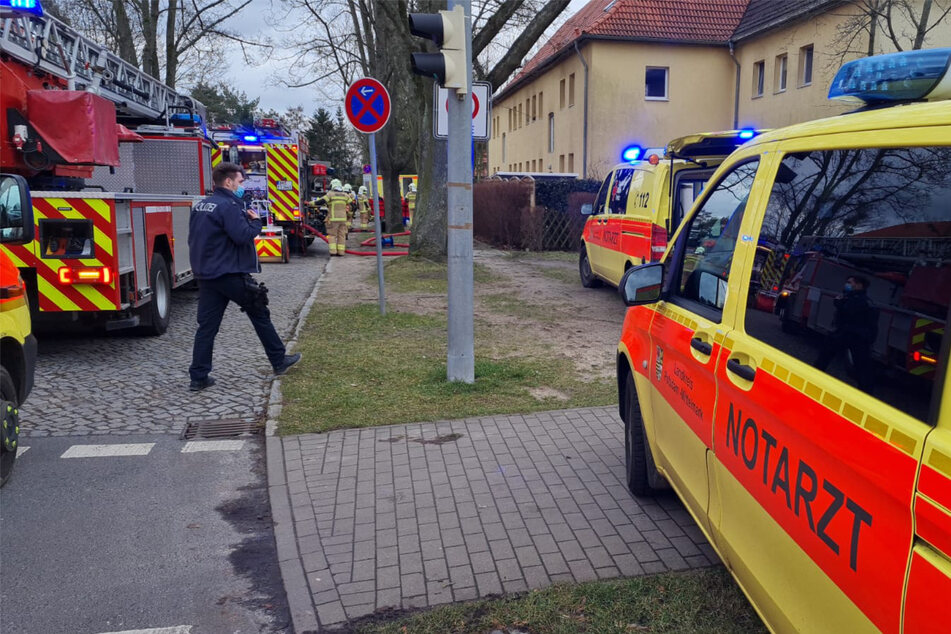 Etliche Rettungsfahrzeuge rückten am Samstag in die Stahnsdorfer Hildegardstraße aus.