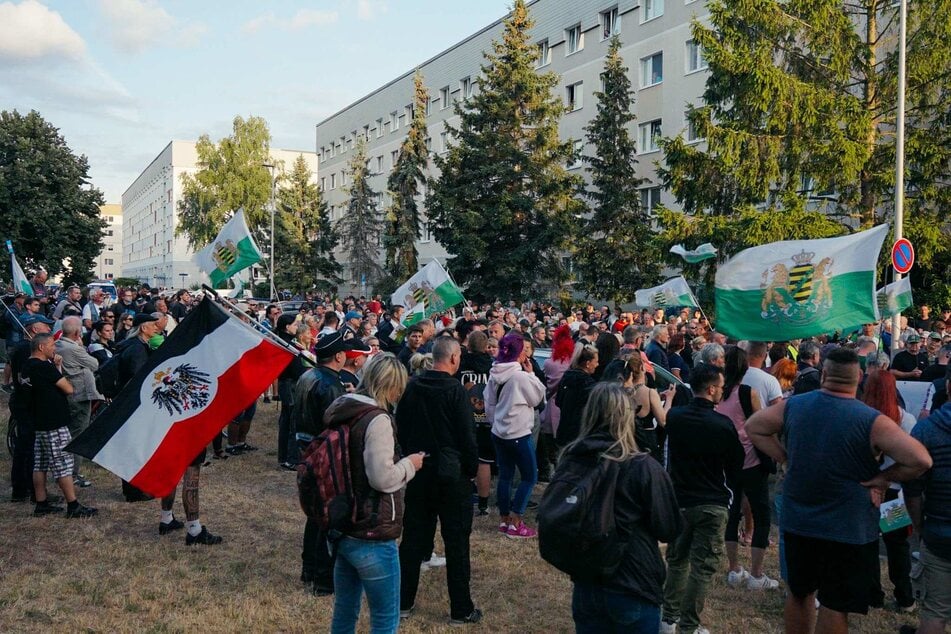 Nach dem Vorfall in Leuben kamen rund 350 Personen zu einer Spontan-Demo der sogenannten "Freien Sachsen".