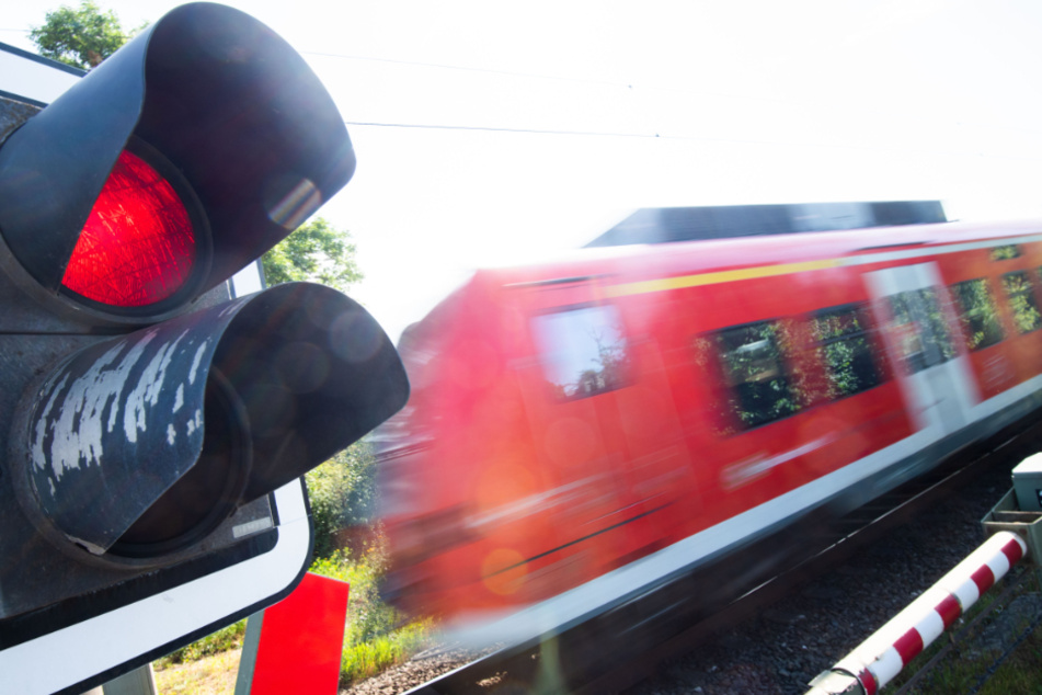 Unglück an Bahnübergang in Bad Aibling: Frau wird von Zug erfasst und stirbt