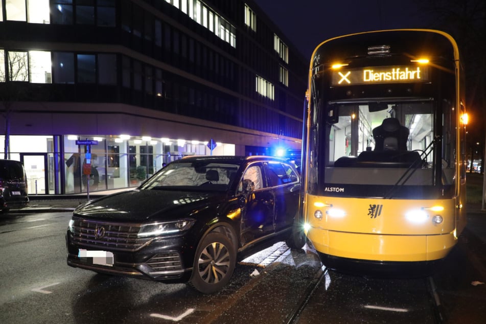 Tram beim Abbiegen übersehen? VW kollidiert mit Straßenbahn