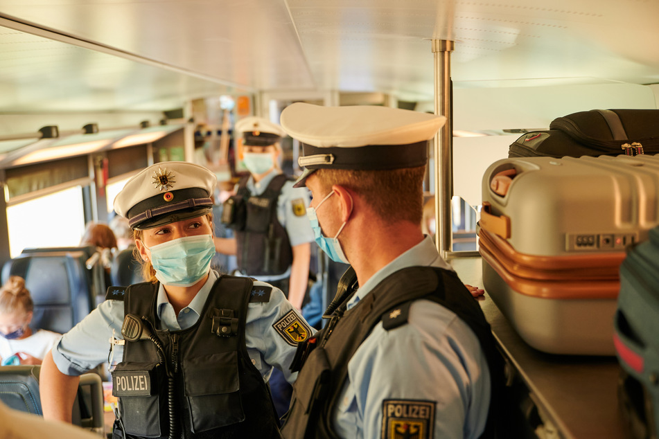 Bundespolizisten kontrollieren auch in Zügen der Deutschen Bahn, da kann man sich schonmal eine Infektion abholen.