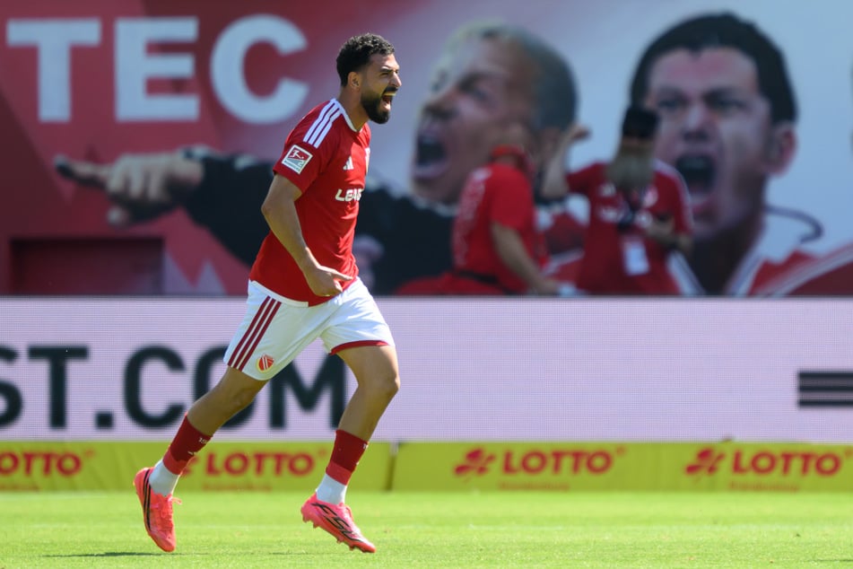 Tolcay Cigerci jubelt, Energie Cottbus führt dank eines Freistoßes vom Zauberfuß.