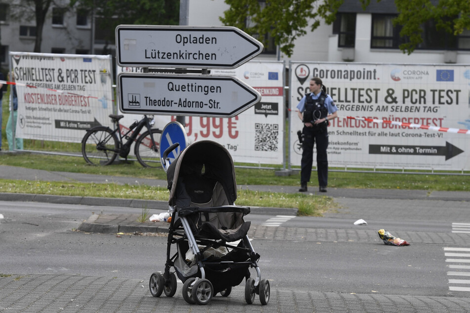 Rettungskräfte brachten die Verletzten in Krankenhäuser in Leverkusen.