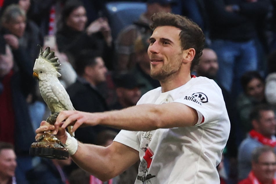 Leon Goretzka präsentiert den Kult-Kakadu.