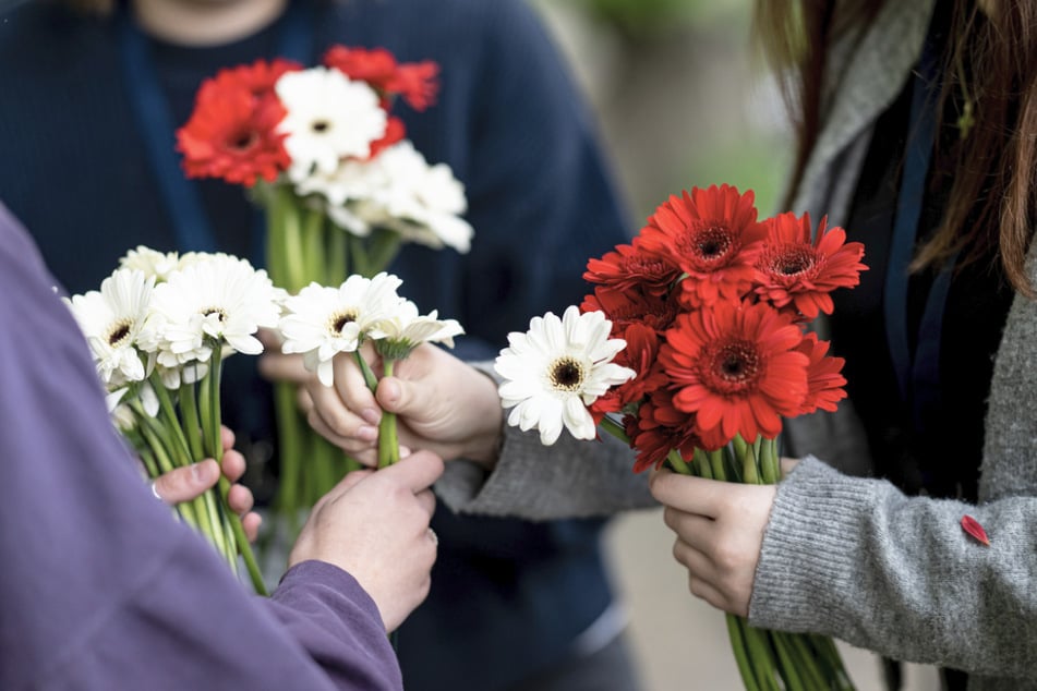 Blumen wurden bei der Gedenkveranstaltung der Stiftung Berliner Mauer verteilt.