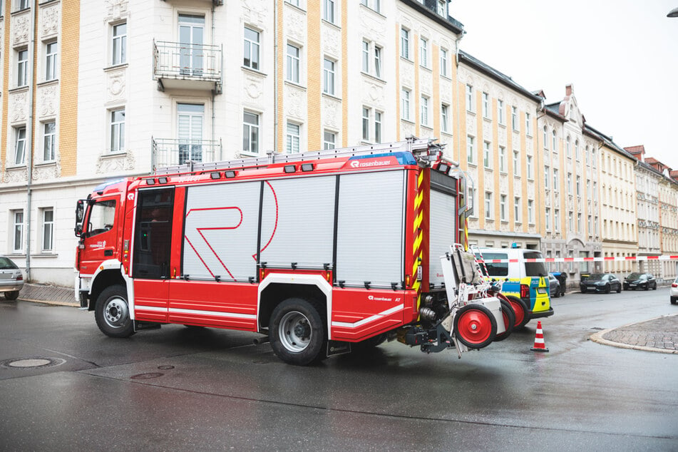 Das Haus wurde evakuiert, umliegende Straßen gesperrt.