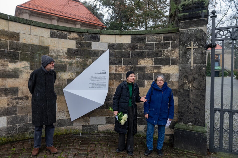 Künstler Jochem Hendricks (59), Kulturbürgermeisterin Annekatrin Klepsch (48, Linke, M.) und Umweltbürgermeisterin Eva Jähnigen (60, Grüne, r.) weihten die Splitter-Skulpturen ein.