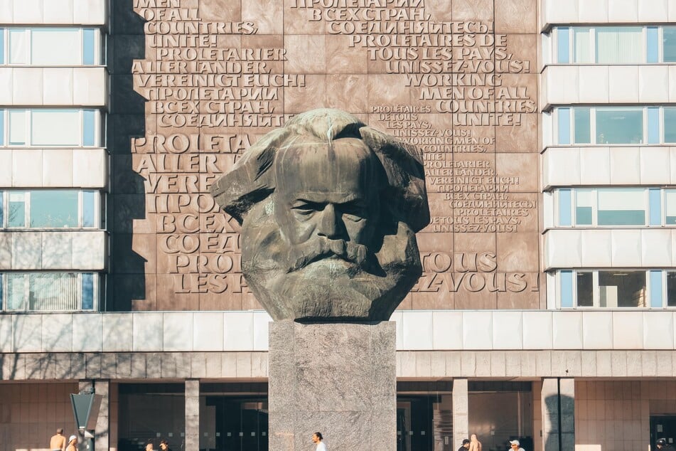 In Chemnitz Zentrum befindet sich das Karl-Marx-Monument, welches mittlerweile als eines der Wahrzeichen der Stadt gilt.