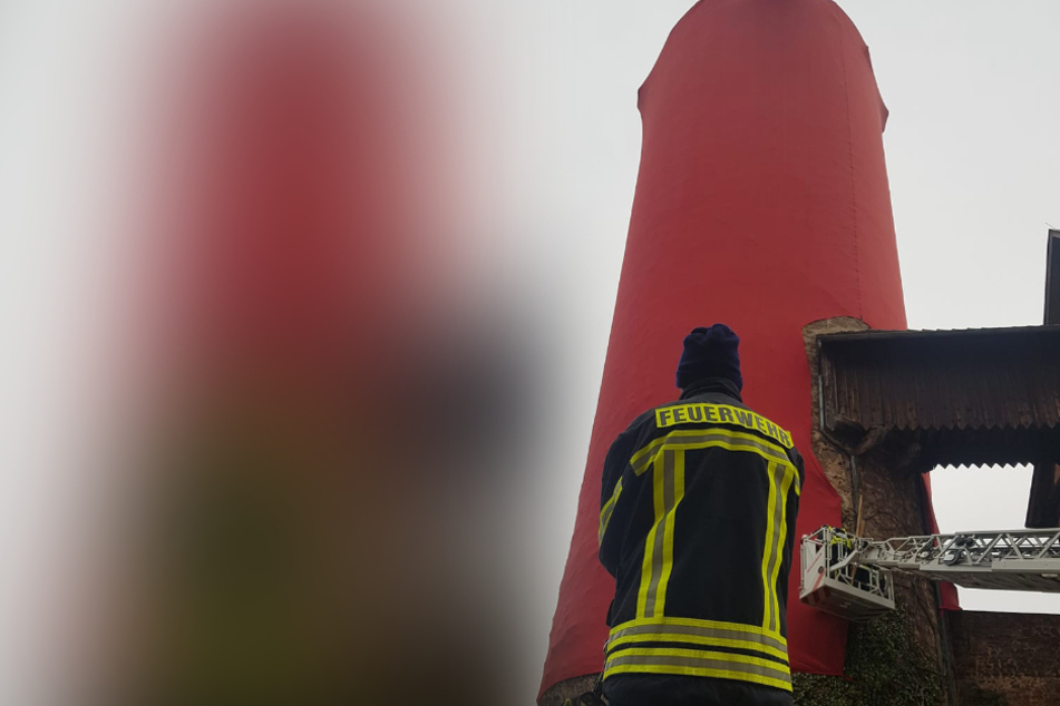Rotes Dress zur Weihnachts-Zeit: Der Kirchturm im hessischen Schlitz wird jedes Jahr zur gigantischen Weihnachts-Kerze.