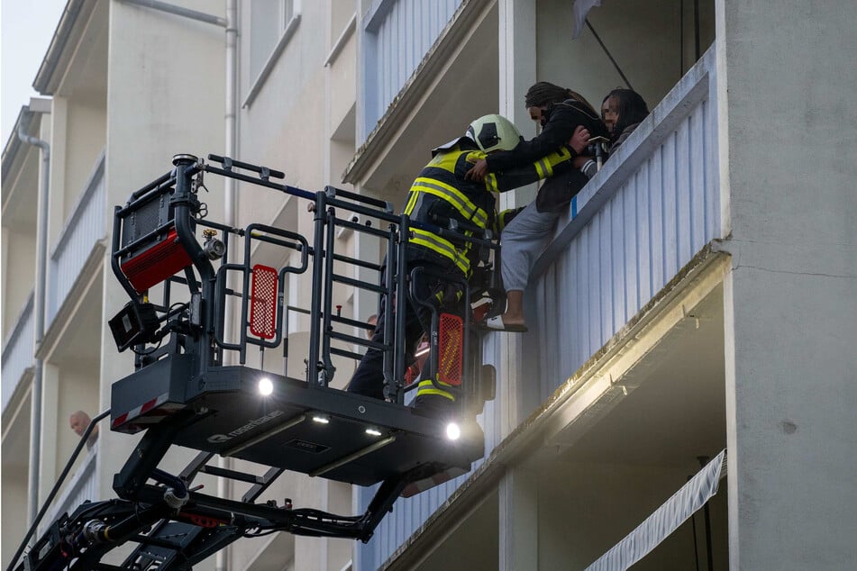 Mehrere Bewohner mussten über die Balkons gerettet werden.