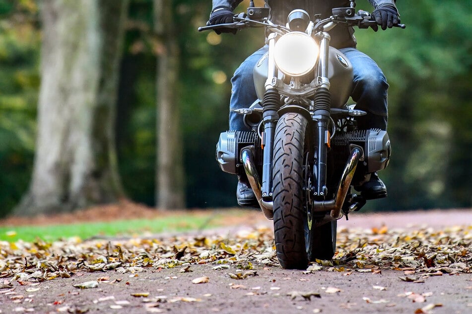 Auf gestohlenem Motorrad und unter Drogen: Ein Mann raste im Burgenlandkreis vor der Polizei davon – bis er stürzte. Dann machten die Beamten einen brisanten Fund. (Symbolbild)