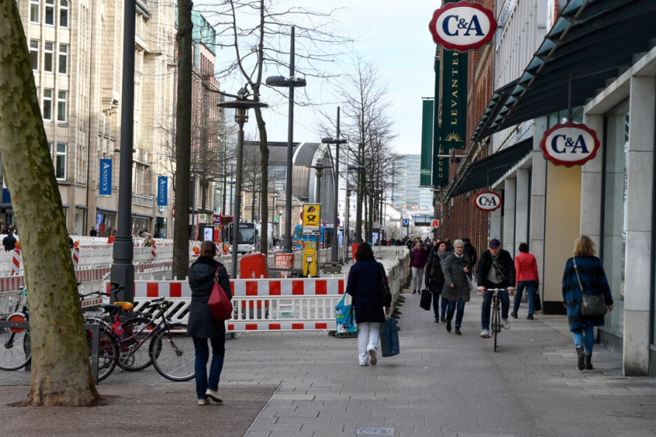 Die Hamburger Innenstadt ist nicht so leer, wie sie sein sollte.