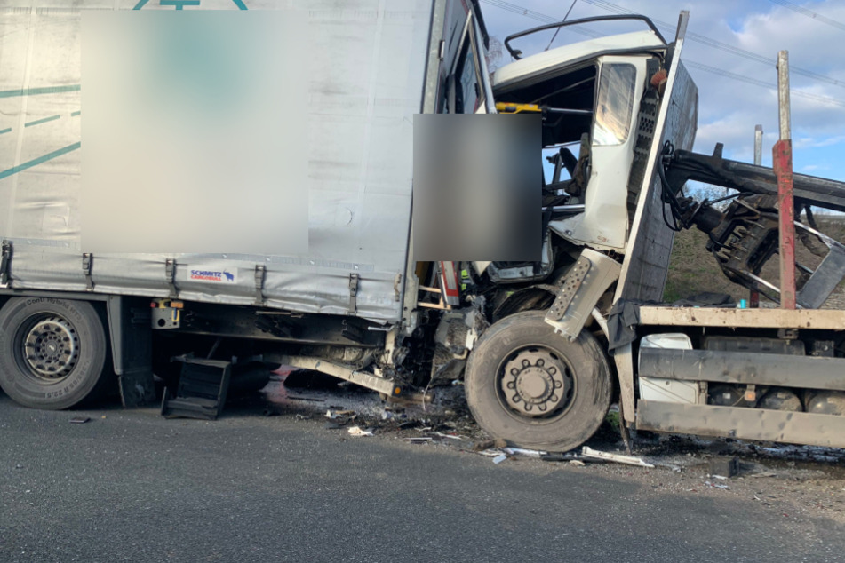 Holzlaster kracht auf A3 in Stauende: Fahrer (54) lebensbedrohlich verletzt