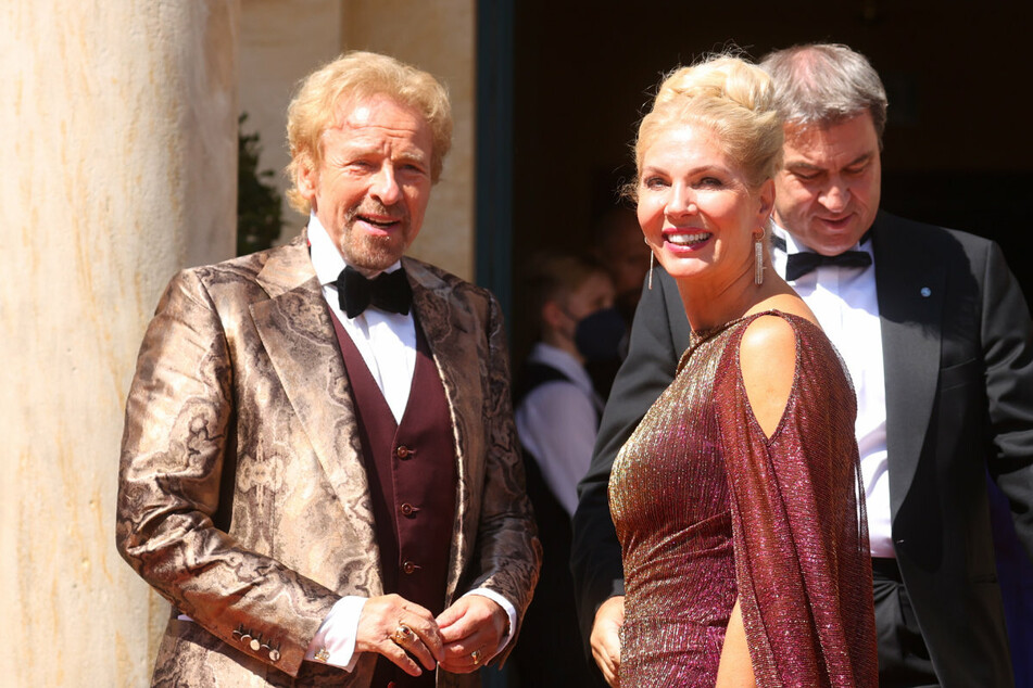 Moderator Thomas Gottschalk (72, l.) und Freundin Karina Mroß (60, M.) trafen in Bayreuth auf Bayerns Ministerpräsidenten Markus Söder (55, r.).