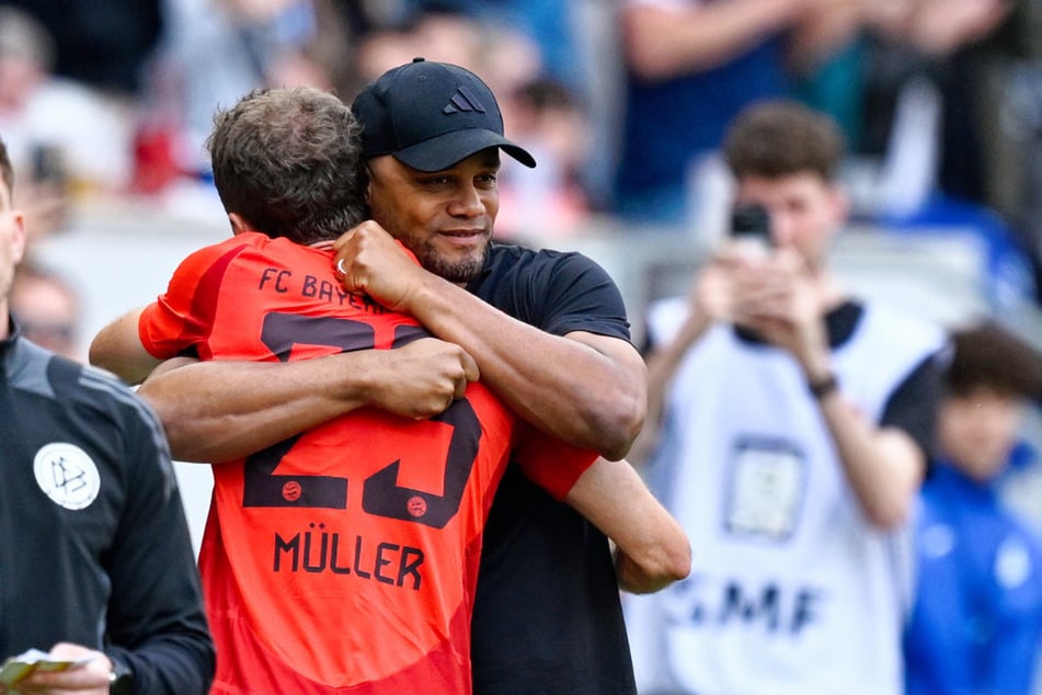 Bayern-Coach Vincent Kompany (r.) umarmt Thomas Müller während dessen Auswechslung.