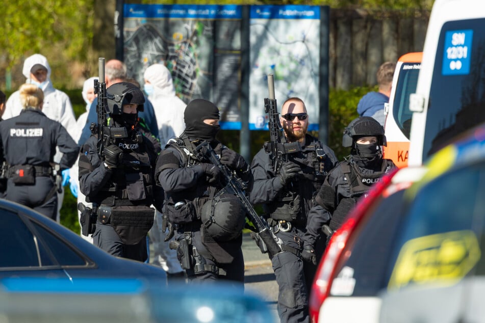 Polizisten und Mitarbeiter der Spurensicherung in der Nähe des Tatortes.