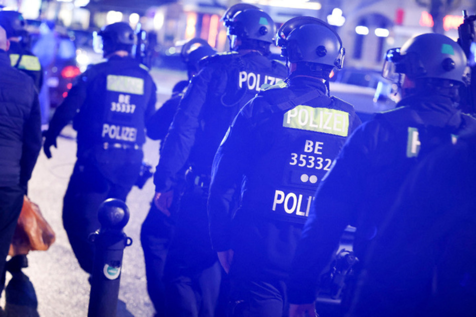 Die Berliner Polizei fand einen schwer verletzten 29-Jährigen mit einer Schussverletzung vor. (Symbolbild)
