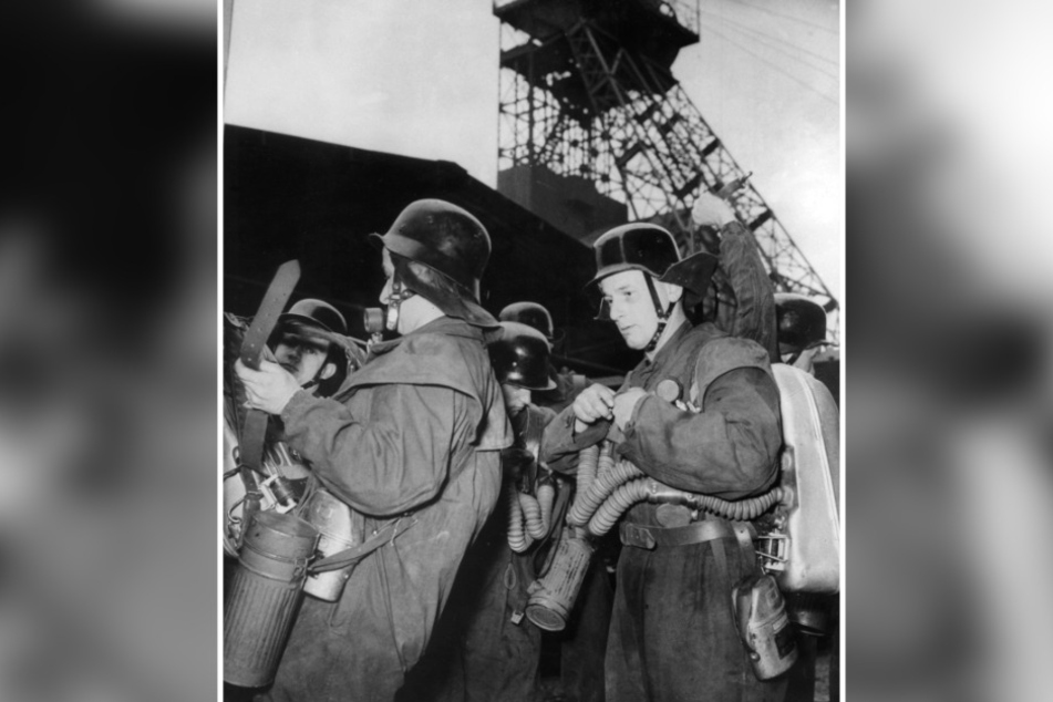 Mitglieder eines Rettungstrupps kurz vor der Einfahrt in den Zwickauer Unglücksschacht am 25. Februar 1960.